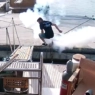 Τρομακτικό ατύχημα: Του έσκασε ο πυροσβεστήρας στα χέρια και τον πέταξε στη θάλασσα (Video)